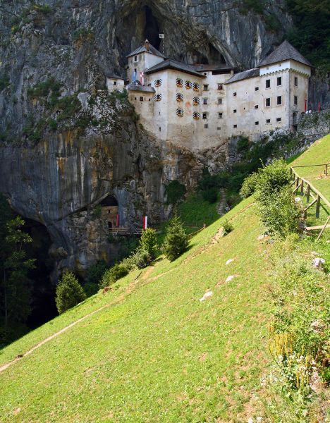 castell de predjama Dolomites Eslovenes